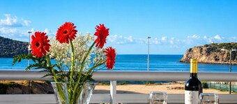 Stunning 3 BR Sea-View Penthouse (Free Concierge, Games Room, Beach 4 mins)