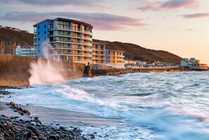 Una playa cerca, toallas de playa