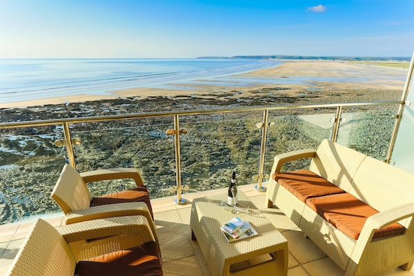 Large balcony right next to the sea