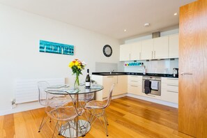 Fridge, microwave, oven, stovetop - AS SEEN ON TV! Headlands Luxury Beachside Apartment (Westward Ho!)