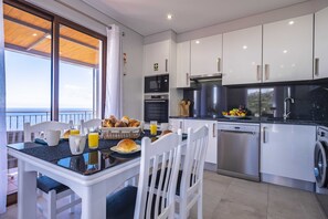 Fridge, microwave, oven, stovetop - Holiday apartment- Excellent sea and mountain views with large terrace (Santa Cruz)