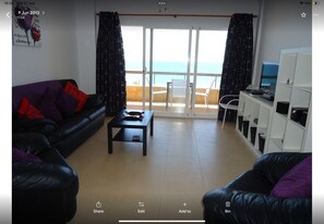 Älytelevisio, DVD-soitin, kirjoja, musiikkikirjasto