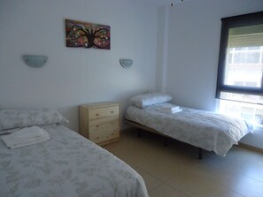 3 habitaciones, tabla de planchar con plancha y cuna de viaje