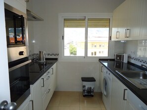 Frigorífico, microondas, horno y placa de cocina