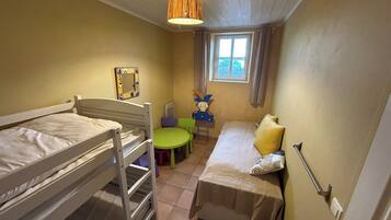 5 Schlafzimmer, Schreibtisch, BĂŒgeleisen/BĂŒgelbrett, Reisekinderbett