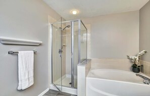 Baignoire, sèche-cheveux, serviettes fournies