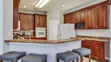 Kjøleskap, mikrobølgeovn, ovn og kokeplater