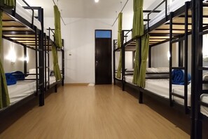 Bunk Bed in Female-Male Dormitory Room (18 Pax) | Wi-Fi ฟรี, ผ้าปูที่นอน