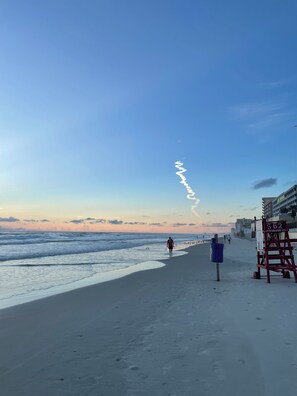 Ranta lähistöllä, aurinkotuoleja, rantapyyhkeitä