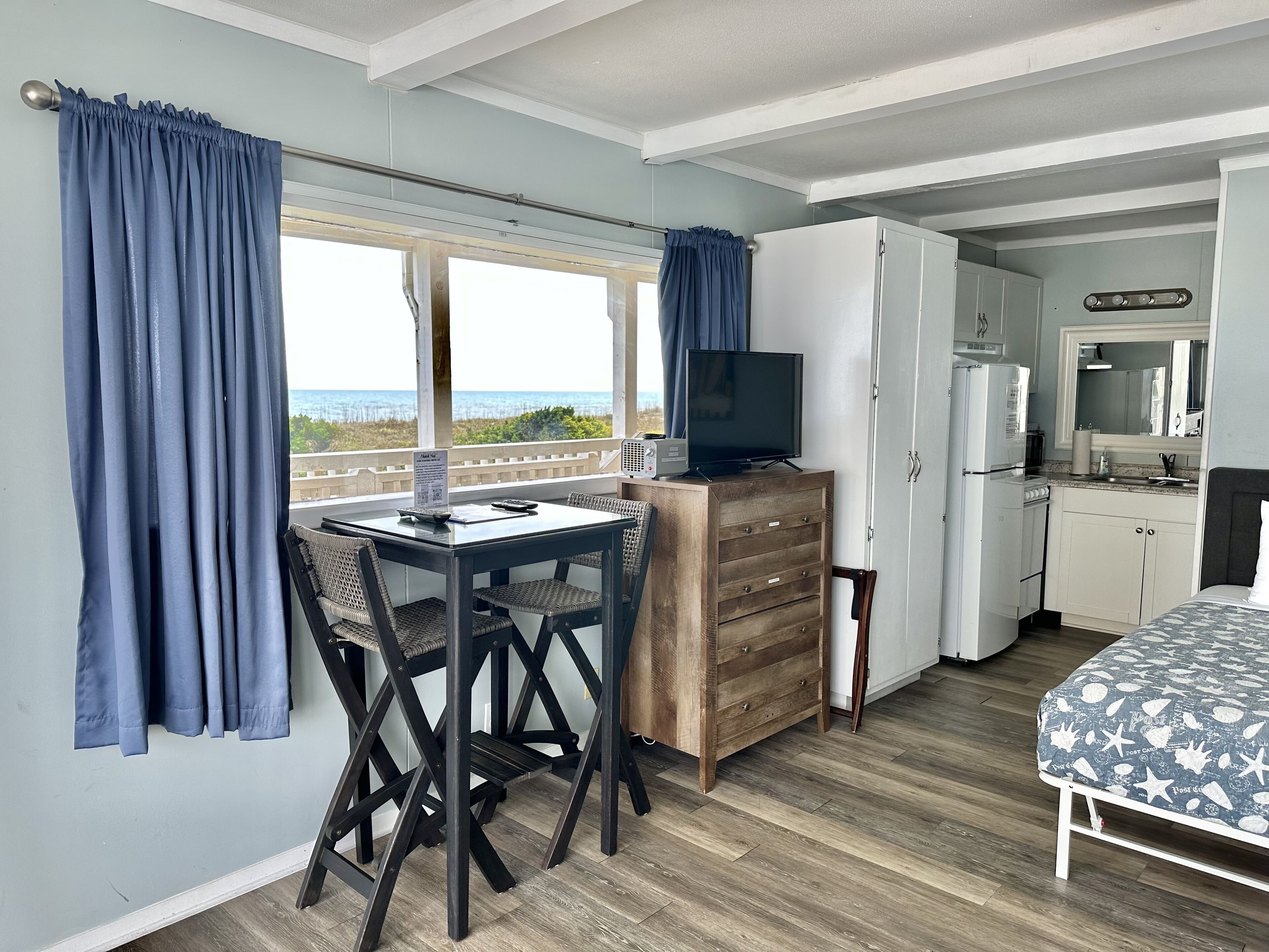 Tabla de planchar con plancha, wifi y ropa de cama 