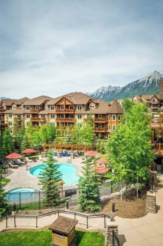 Spacious Penthouse Suite-King Beds-Pool & Hot Tub Open