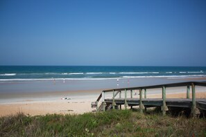On the beach - Ocean View Unit steps from Beach and close to the center of town (Flagler Beach)
