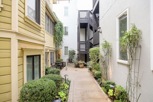 Northwest Nob Hill!  Free Parking! Walk to it all! 97 walk score 930 sqft roomy1