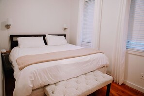 1 Schlafzimmer, Schreibtisch, Bügeleisen/Bügelbrett, Reisekinderbett