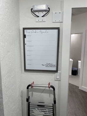 En whiteboardtavla med en veckovis planering och kontaktuppgifter till Steve.