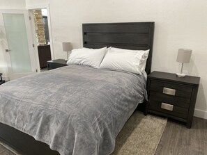 2 عدّة غرف نوم ومكواة/لوح كي وواي فاي وملاءات أسرّة