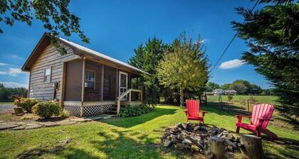 El resto gallo es un romántico tranquilo Escapar en la cima de la montaña Lookout