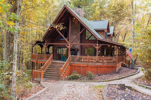 Redwood Lodge Hocking Hills-Covered Porches, Firepit, Hot Tub, Rec Room, WiFi
