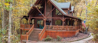 Redwood Lodge Hocking Hills-Covered Porches, Firepit, Hot Tub, Rec Room, WiFi