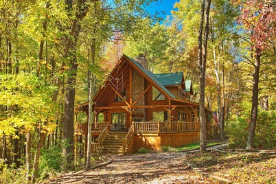 Redwood Lodge Hocking Hills-Covered Porches, Firepit, Hot Tub, Rec Room, WiFi
