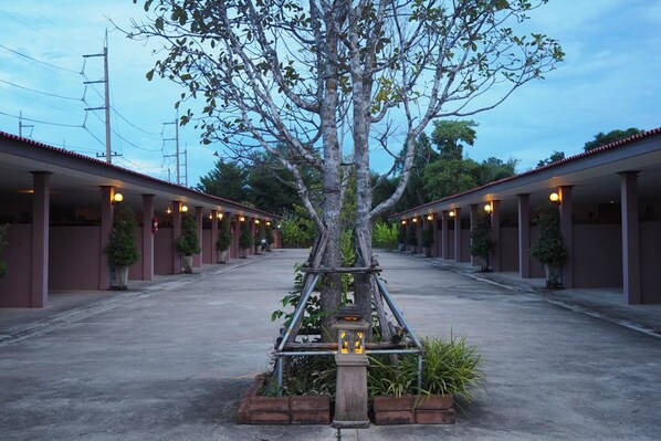 Free self parking - Rimmueng Resort (Phanom Sarakham)