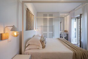3 slaapkamers, een bureau, een strijkplank/strijkijzer, reisbedje