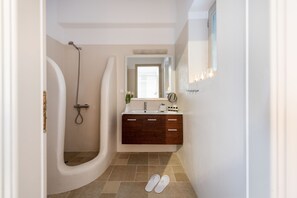 Combined shower/bathtub, hair dryer, slippers, bidet