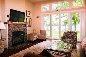 Smart TV, fireplace, books, offices - Modern St Michaels estate -Pier, Pool, Gas fire pit, Bikes, Kayaks (Easton)