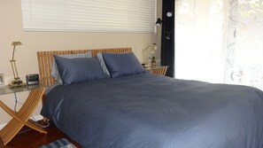 2 quartos, escrivaninha, ferros/tábuas de passar roupa