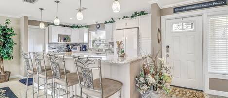 Kylskåp, mikrovågsugn, ugn och spishäll