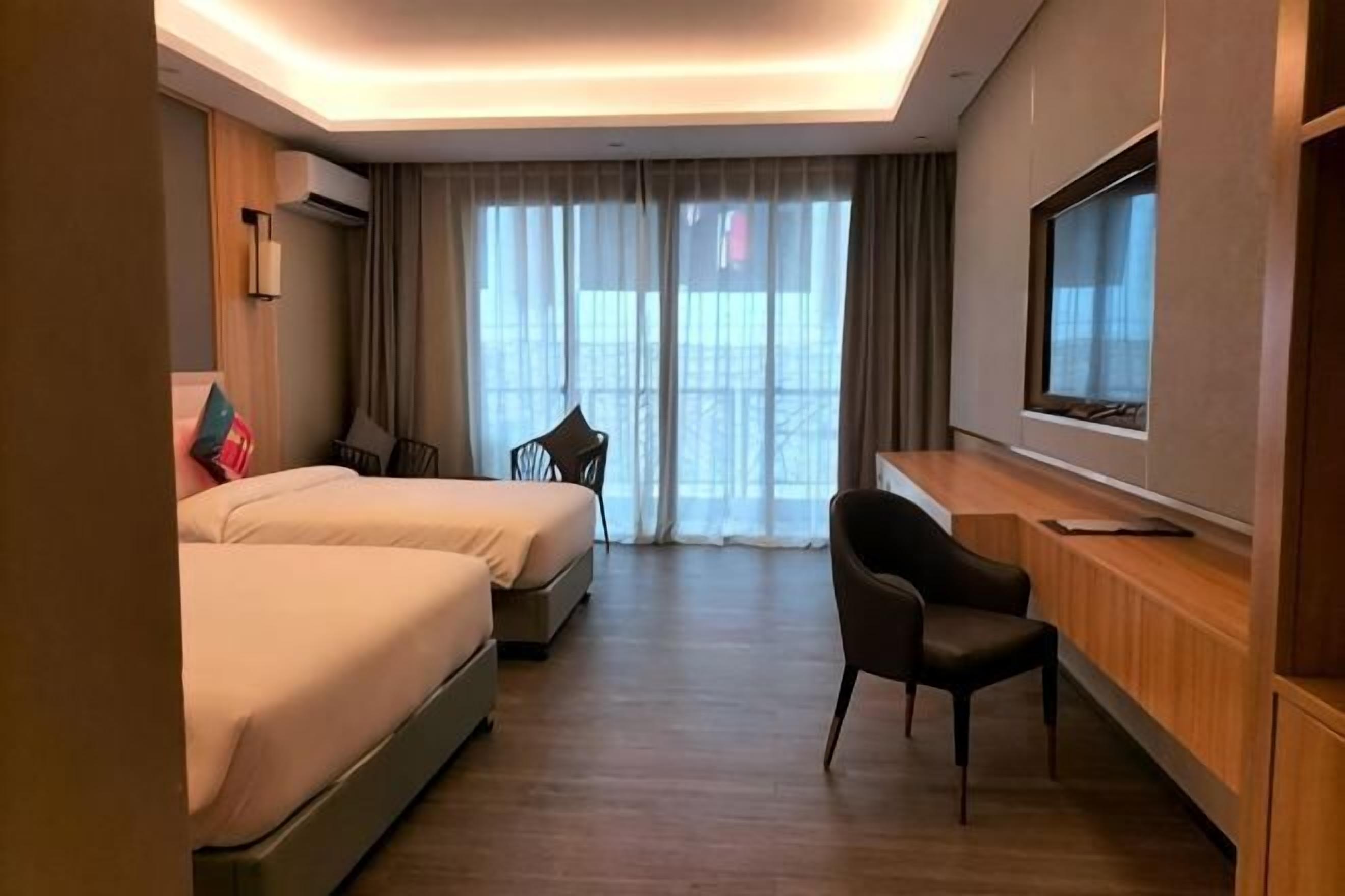 Minibar, in-room safe, desk, bed sheets