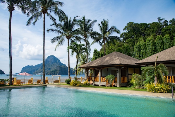 屋外プール、営業時間 8:30 ～ 22:00、プール パラソル、サンラウンジャー