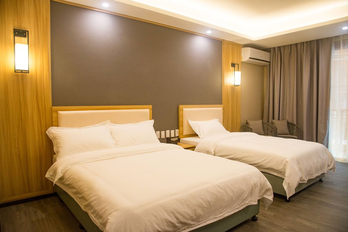Minibar, caja fuerte, escritorio y ropa de cama