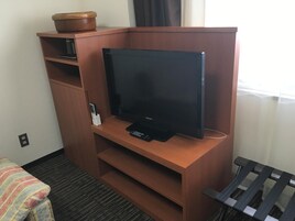 Escritorio, espacio para trabajar con laptop y cortinas blackout