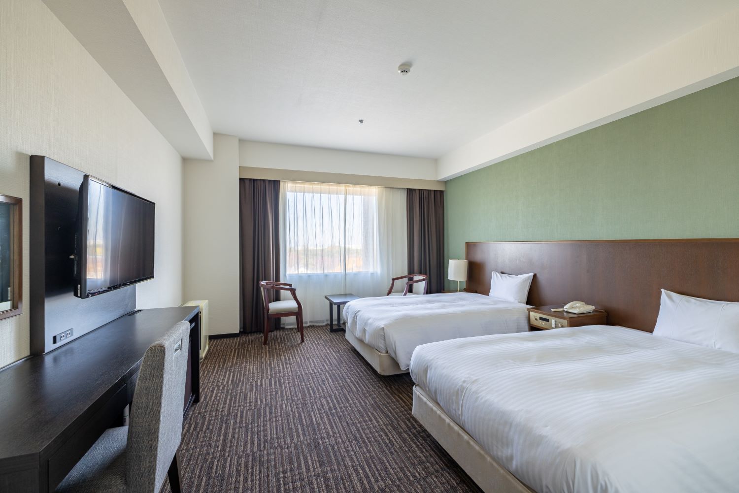 corner twin room c castle view | city view