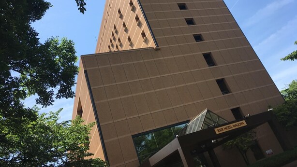 Ein hohes, modernes Gebäude mit dem Schriftzug "KKR HOTEL NAGOYA".