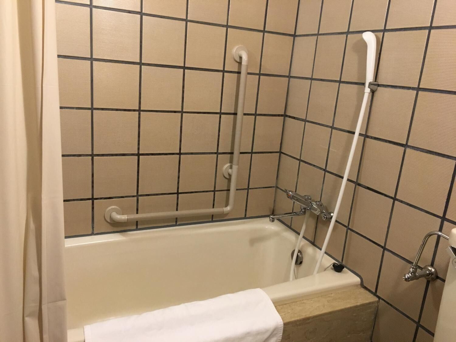 combined shower/bathtub, free toiletries, hair dryer, slippers