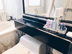 Free toiletries, hair dryer, towels - Puyisy Business Hotel (Hsinchu)