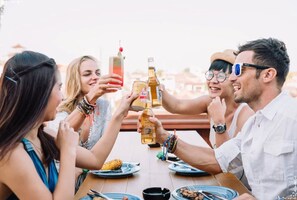 Outdoor dining - Cara Cara Inn (Kuta)