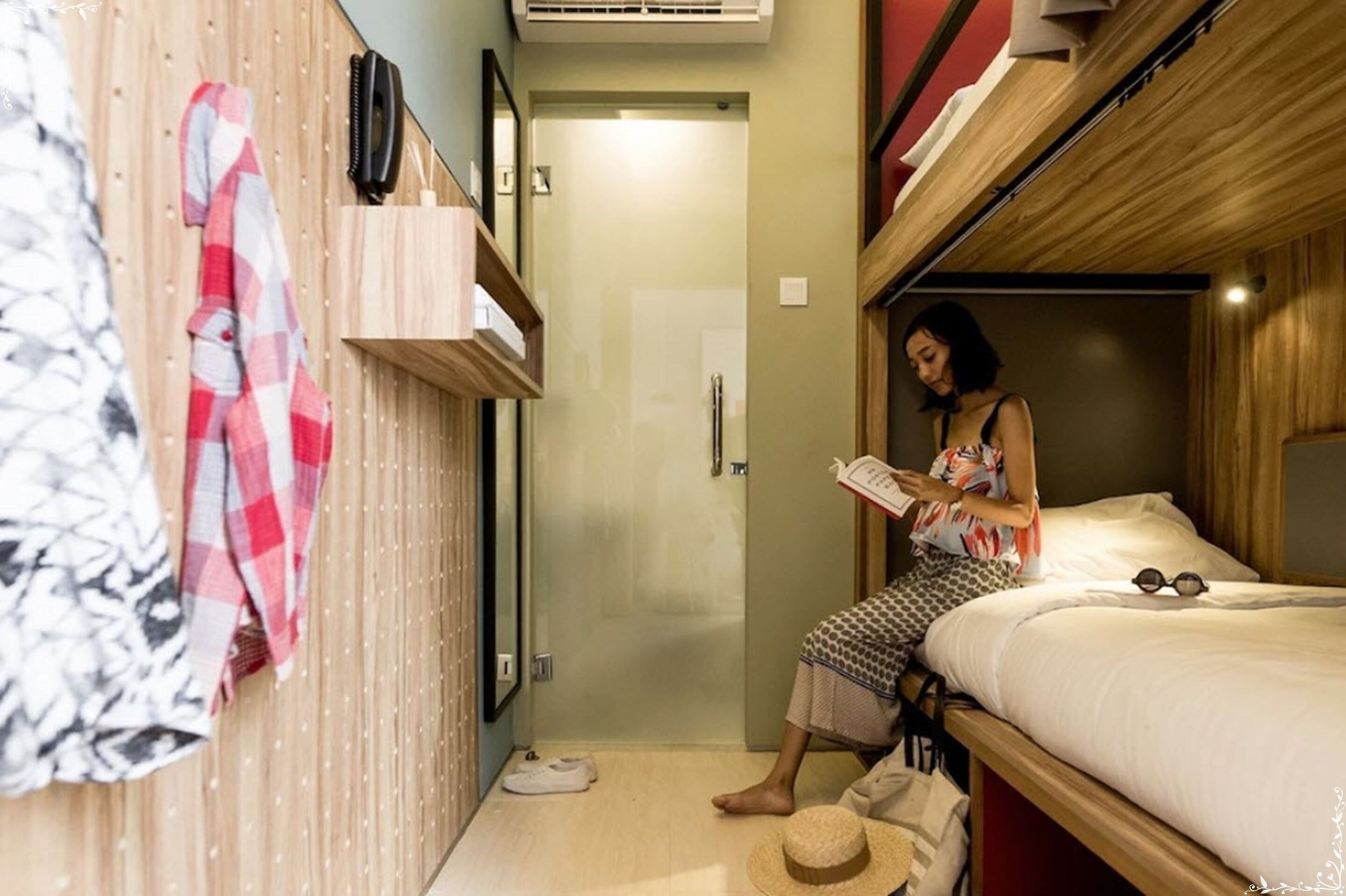 Una habitación pequeña con una cama litera, un armario y una cama individual.