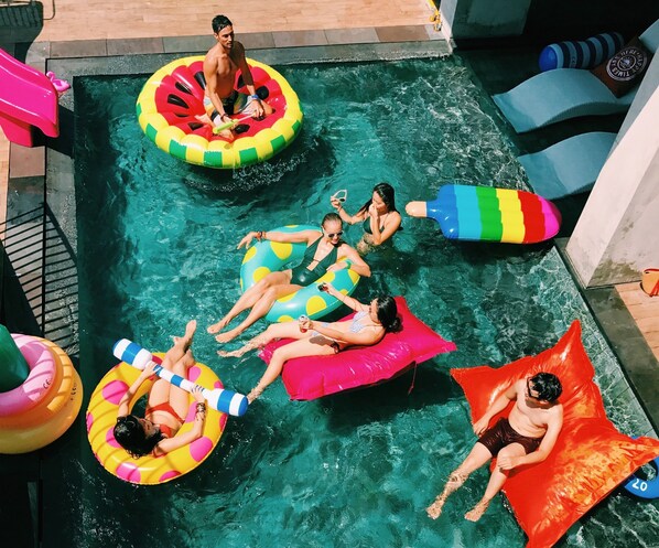 Outdoor pool - Cara Cara Inn (Kuta)