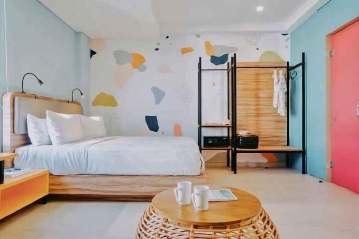 Ropa de cama de alta calidad y caja de seguridad en la habitación