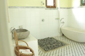 Separate bathtub and shower, free toiletries, towels - Doni House & Villa (Ubud)