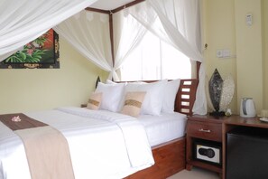 Deluxe Room, 1 Bedroom, Pool View | 1 bedroom, premium bedding, minibar, in-room safe - Doni House & Villa (Ubud)