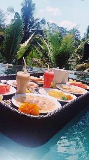Outdoor pool, pool umbrellas - Doni House & Villa (Ubud)