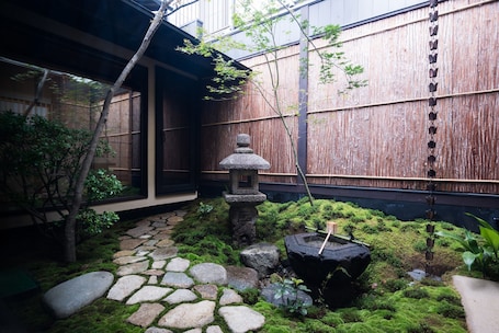 Courtyard. Kyo-machiya Stay Takasegawa Shichijo