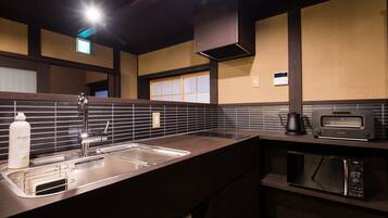 Nhà (1Double bed, 2Single beds, 2Futons) | Bếp riêng | Tủ lạnh, lò vi sóng, bếp nấu, ấm điện