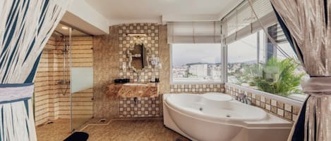 Ático, 2 habitaciones | Baño | Ducha y cabezal de ducha con hidromasaje
