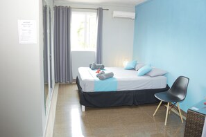 Habitación estándar doble | Caja fuerte, decoración individual, mobiliario individual y escritorio