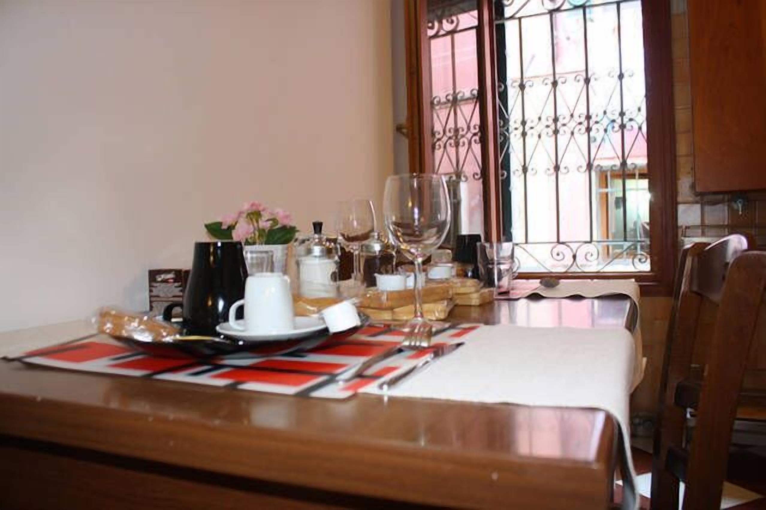 Apartamento, 1 quarto | Opções para refeição no quarto